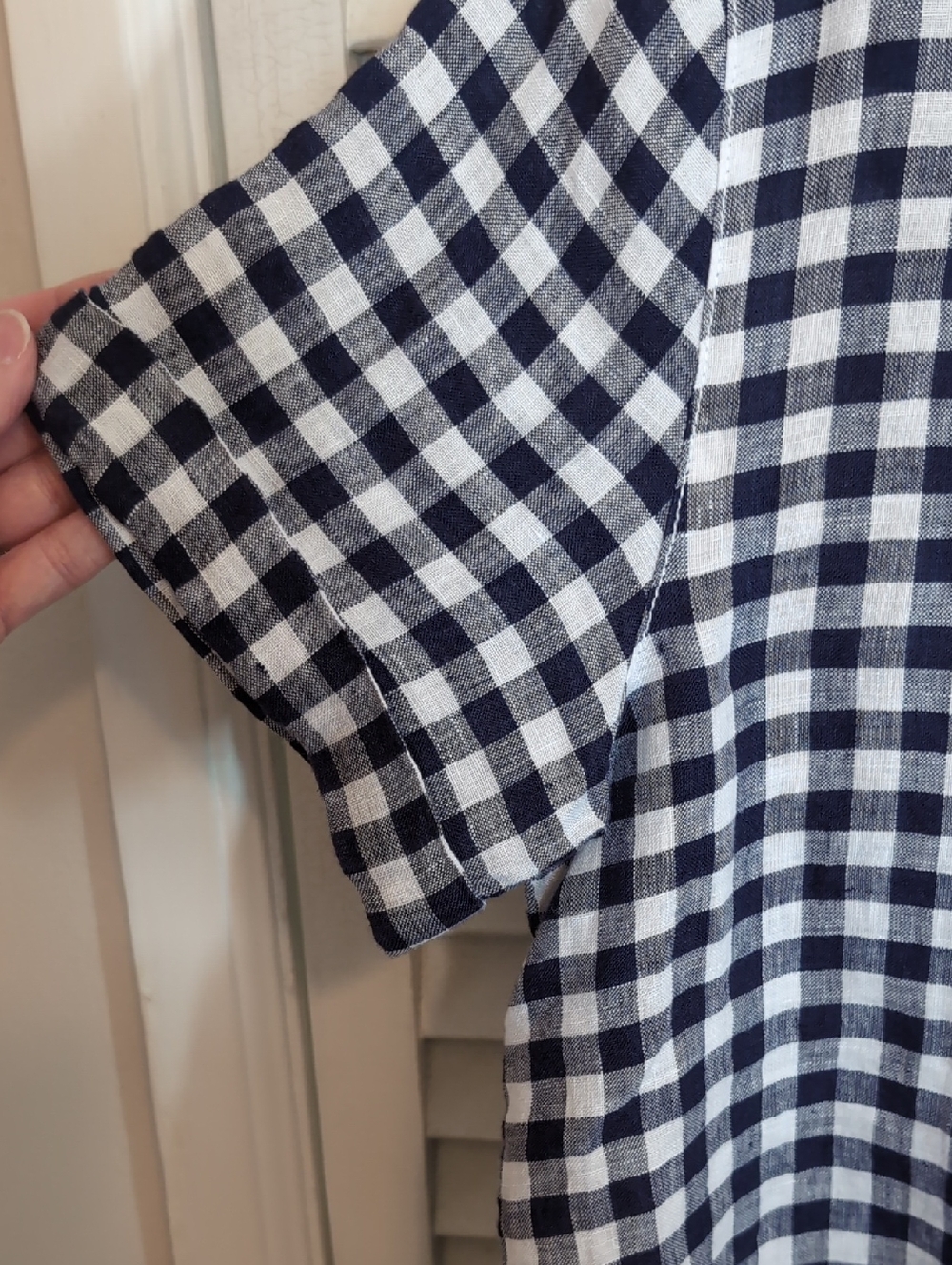 C&C California Button-Front Deep Navy and White Gingham Short-Sleeve Linen Top - Picture 6 of 7